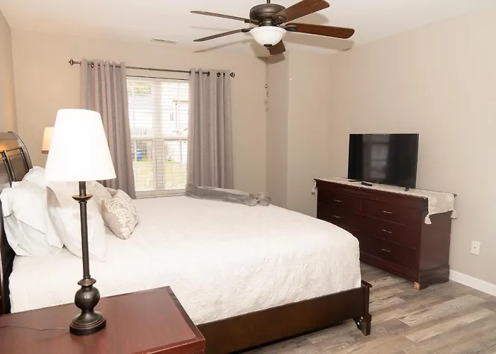 Beautiful Spacious 4 Bedroom House , Sleeps 8+