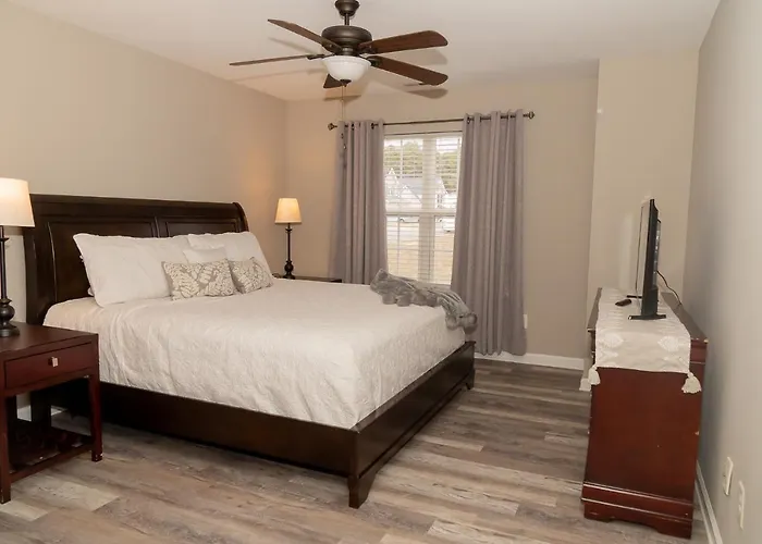 Beautiful Spacious 4 Bedroom House , Sleeps 8+