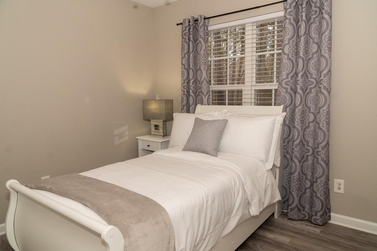Beautiful Spacious 4 Bedroom House , Sleeps 8+ Raleigh