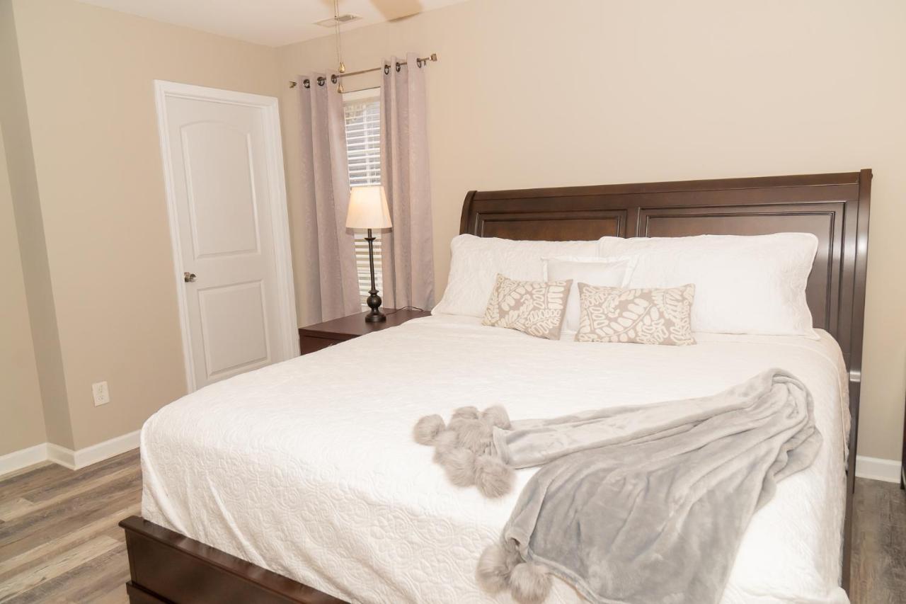 Beautiful Spacious 4 Bedroom House , Sleeps 8+ * Raleigh