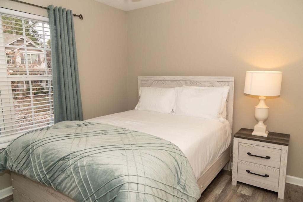 Holiday home Beautiful Spacious 4 Bedroom House , Sleeps 8+ Raleigh