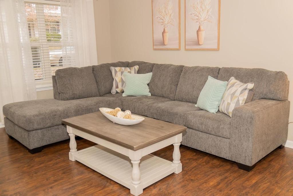 Beautiful Spacious 4 Bedroom House , Sleeps 8+ Holiday home *