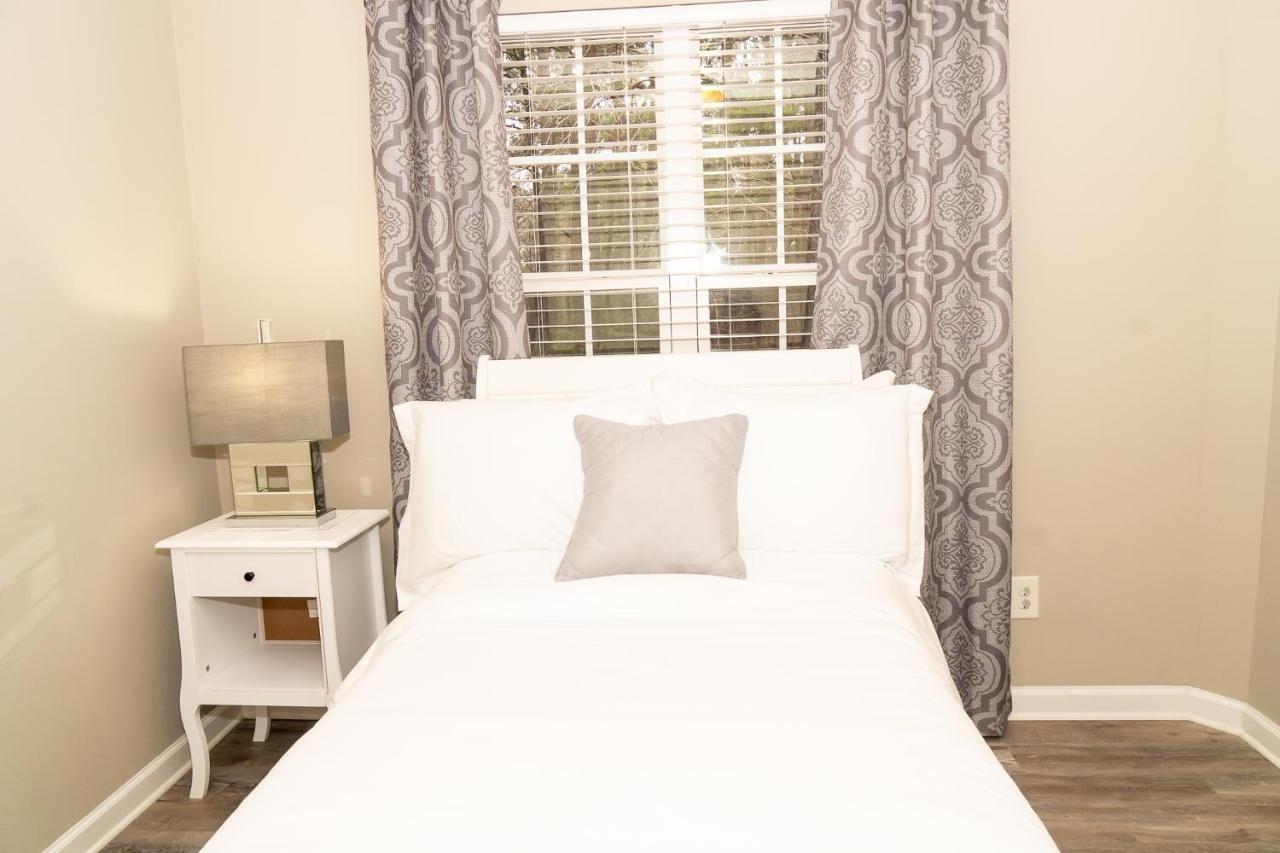 Beautiful Spacious 4 Bedroom House , Sleeps 8+ * Raleigh