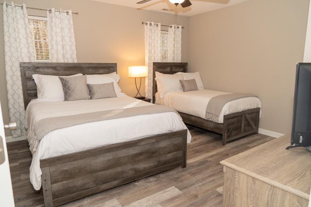 Beautiful Spacious 4 Bedroom House , Sleeps 8+ Raleigh