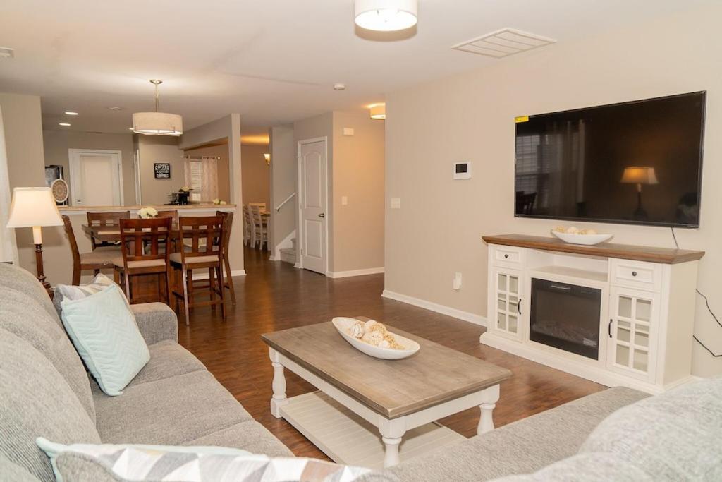 Beautiful Spacious 4 Bedroom House , Sleeps 8+ * Raleigh