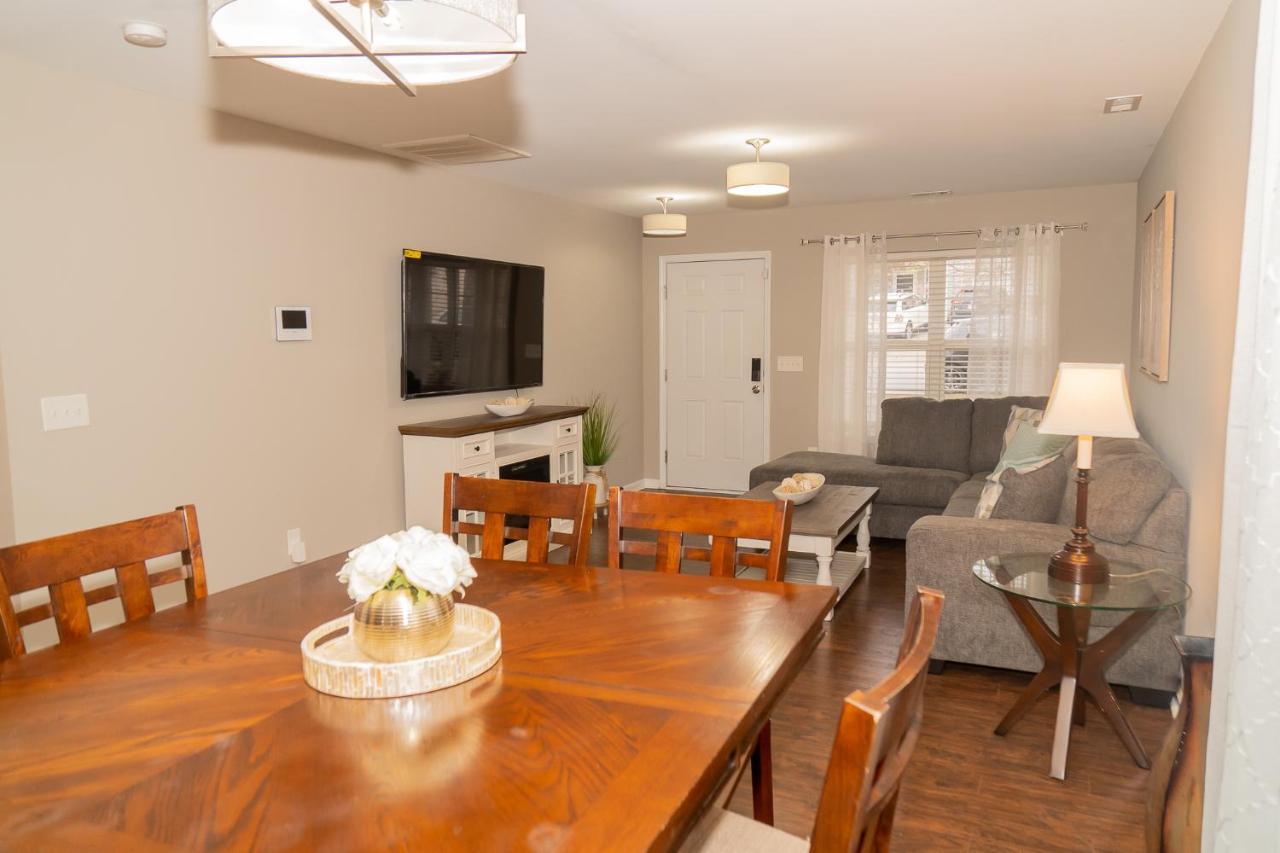 Beautiful Spacious 4 Bedroom House , Sleeps 8+ *